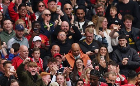 مانشستر يونايتد يصعق ليفربول بثلاثية ويحسم العودة إلى دوري أبطال أوروبا