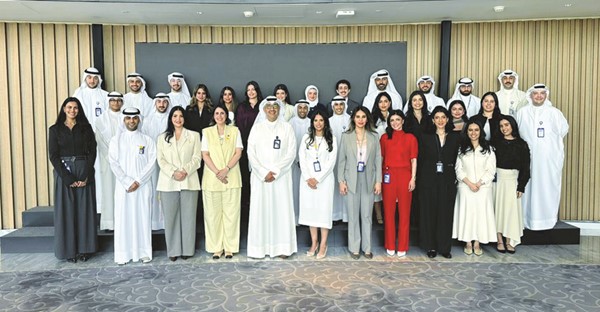 عماد العبلاني ومسؤولو الموارد البشرية في البنك يتوسطون خريجي الدفعة الثلاثين من أكاديمية الوطني