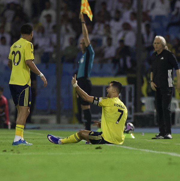 القادسية يسقط النصر ويمنح الهلال فرصة الفوز بالدوري السعودي !