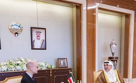 وزير شؤون الديوان الأميري ورئيس ديوان ولي العهد يبحثان التعاون مع سفيري مالطا وماليزيا