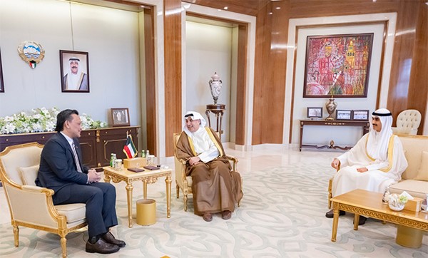وزير شؤون الديوان الأميري ورئيس ديوان ولي العهد يبحثان التعاون مع سفيري مالطا وماليزيا