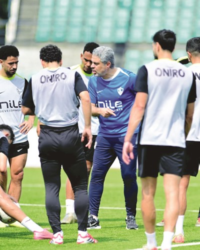 معتمد جمال يوجه لاعبي الزمالك خلال التدريبات