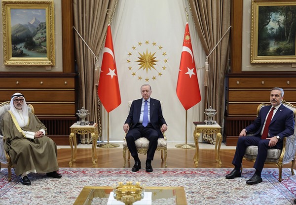 الرئيس التركي رجب طيب أردوغان خلال اللقاء مع وزير الخارجية الشيخ جراح الجابر بحضور وزير الخارجية التركي هاكان فيدان