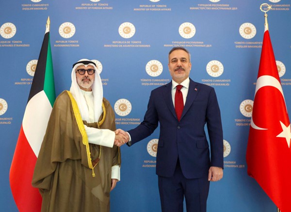 وزير الخارجية الشيخ جراح الجابر خلال اللقاء مع وزير الخارجية التركي هاكان فيدان