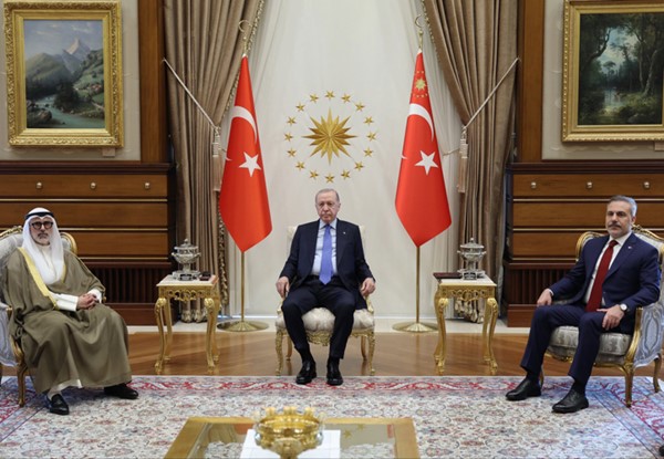 الرئيس التركي رجب طيب أردوغان خلال اللقاء مع وزير الخارجية الشيخ جراح الجابر بحضور وزير الخارجية التركي هاكان فيدان