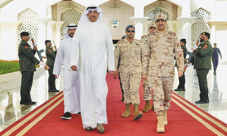 وزير الدفاع الشيخ عبدالله العلي لدى مغادرته البلاد يرافقه نائب رئيس الأركان اللواء الركن طيار الشيخ صباح الجابر وفي وداعه رئيس الأركان الفريق الركن خالد الشريعان ووكيل وزارة الدفاع الشيخ د.عبدالله المشعل