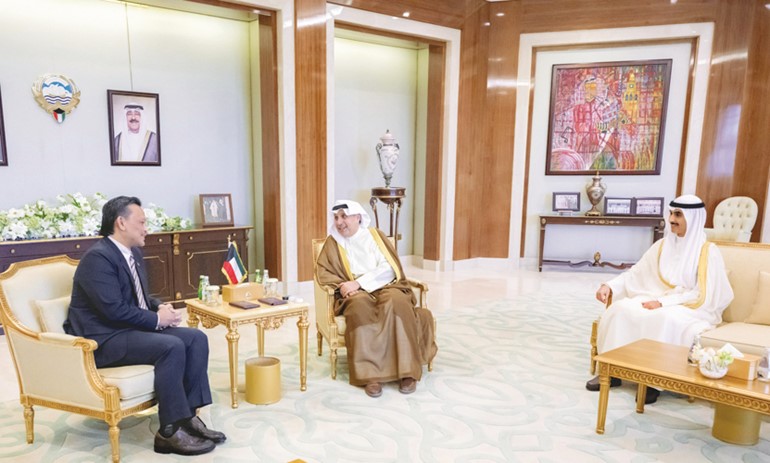 وزير شؤون الديوان الأميري الشيخ حمد جابر العلي ورئيس ديوان سمو ولي العهد الشيخ ثامر الجابر خلال استقبال سفير ماليزيا علاء الدين محمد نور
