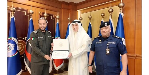 النائب الأول كرّم موظفاً لتميزه في كشف محاولة دخول بطريقة غير قانونية عبر منفذ السالمي