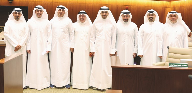 خالد المطيري متوسطا د.حسن كمال وفهد العبدالجادر وم.إسماعيل بهبهاني وفهد الخنين وسعود الكندري ووليد الدغر وناصر الجدعان	 (فريال حماد)