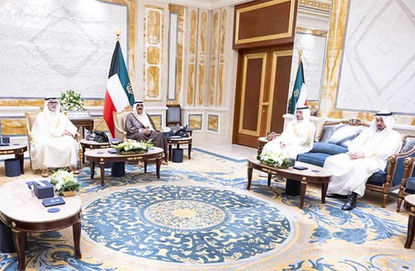 الأمير يستقبل وزير الخارجية وسفير الكويت لدى التشيك لأداء اليمين القانونية