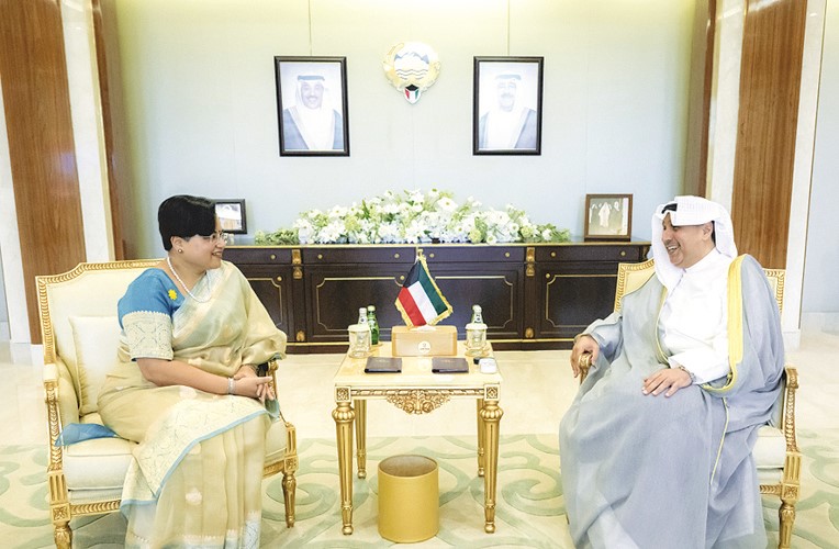 وزير شؤون الديوان الأميري الشيخ حمد جابر العلي مستقبلا السفيرة الهندية باراميتا تريباثي