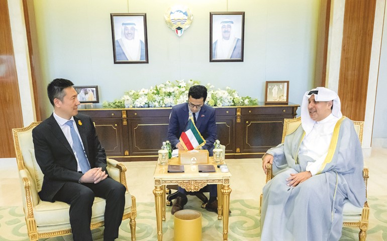 وزير شؤون الديوان الأميري الشيخ حمد جابر العلي خلال استقباله السفير الصيني يانغ تشين