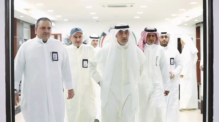 النائب الأول لرئيس مجلس الوزراء ووزير الداخلية الشيخ فهد اليوسف في مقر المكافحة والى جواره الوكيل المساعد لشؤون الأمن العام اللواء حامد الدواس والمدير العام للإدارة العامة لمكافحة المخدرات العميد محمد قبازرد ومساعد المدير العام للإدارة العامة لمكافحة المخدرات العميد الشيخ حمد اليوسف