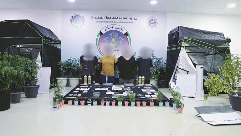 المتهمون وأمامهم المضبوطات من المواد المخدرات ومعدات التصنيع