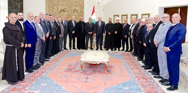رئيس الجمهورية العماد جوزف عون مستقبلا وفدا من بلدات حدودية جنوبية في بعبدا 	(محمود الطويل)
