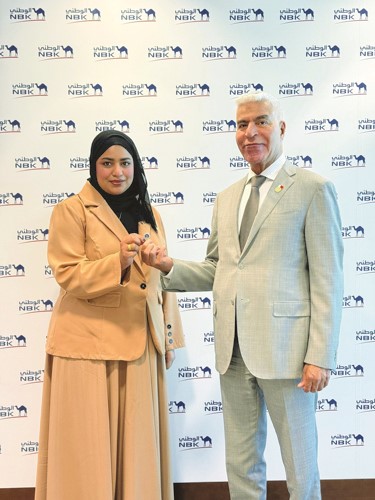 الرئيس التنفيذي لبنك الكويت الوطني - البحرين علي فردان خلال تكريم إحدى الموظفات المميزات