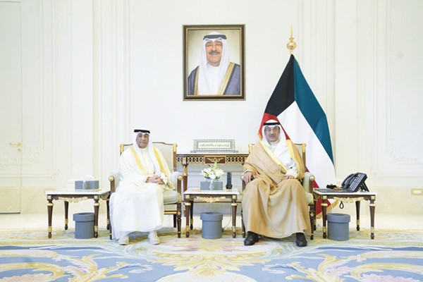 سمو ولي العهد الشيخ صباح الخالد خلال استقباله الأمين العام لمجلس التعاون لدول الخليج العربية جاسم البديوي