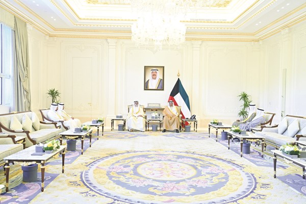 سمو ولي العهد الشيخ صباح الخالد مستقبلا وزير الخارجية الشيخ جراح الجابر وسفيرنا لدى التشيك طلال عبدالسلام الشطي بحضور رئيس ديوان سمو ولي العهد  الشيخ ثامر الجابر ومساعد وزير الخارجية لشؤون المراسم الوزير المفوض عبدالمحسن الزيد