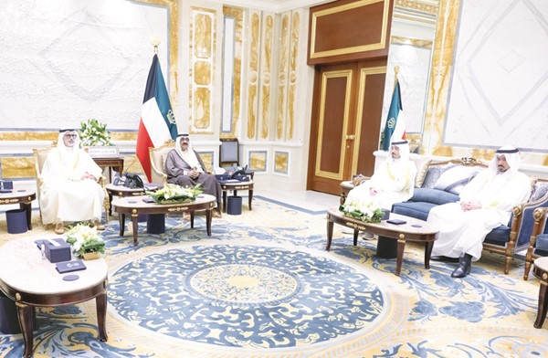 صاحب السمو الأمير الشيخ مشعل الأحمد خلال استقباله وزير الخارجية الشيخ جراح الجابر وسفيرنا لدى التشيك طلال عبدالسلام الشطي بحضور مساعد وزير الخارجية لشؤون المراسم الوزير المفوض عبدالمحسن الزيد