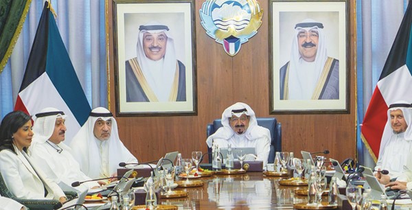 سمو الشيخ أحمد العبدالله رئيس مجلس الوزراء مترئسا اجتماع الحكومة أمس