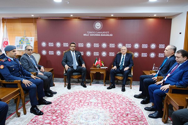 وزير الدفاع الشيخ عبدالله العلي خلال اللقاء مع وزير الدفاع الوطني بجمهورية تركيا يشار غولر