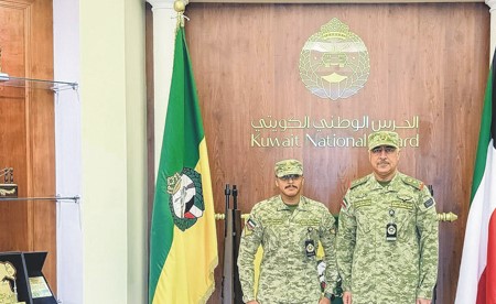 وكيل «الحرس» كرّم عريفاً من منتسبي فرع الموسيقى تقديراً لتميزه في الأداء
