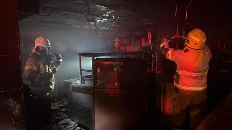 فرق الإطفاء تُسيطر على حريق مطعم في منطقة الخالدية