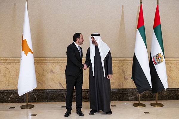 رئيس الإمارات يبحث مع رئيس الوزراء القطري العلاقات الأخوية والتطورات الإقليمية