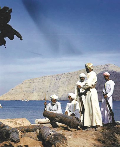 صورة نشرتها العربي فيعدد مارس 1980 لمدفع برتغالي قديم بين أيدي شرطة عمان