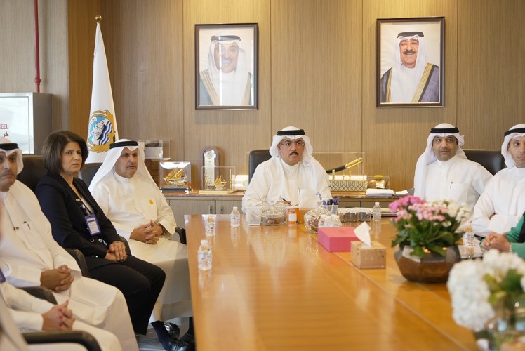 الطبطبائي والصقر وفريقا التربية والبنك الوطني خلال الزيارة