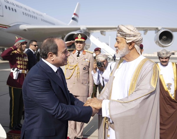 جلالة السلطان هيثم بن طارق سلطان عمان مستقبلا الرئيس المصري عبدالفتاح السيسي في مسقط أمس (أونا)