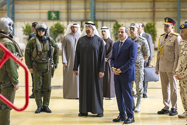 صاحب السمو الشيخ محمد بن زايد آل نهيان رئيس دولة الإمارات العربية المتحدة والرئيس المصري عبدالفتاح السيسي خلال زيارتهما التفقدية لمفرزة المقاتلات المصرية المتمركزة في دولة الإمارات (وام)