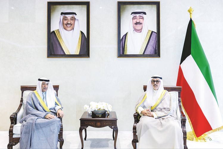 وزير الخارجية الشيخ جراح الجابر مستقبلا الأمين العام لمجلس التعاون لدول الخليج العربية جاسم البديوي