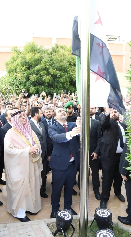 وزير الخارجية السوري اسعد الشيباني يرفع العلم السوري على القنصلية في جدة بحضور مدير عام فرع وزارة الخارجية بمنطقة مكة المكرمة فريد بن سعد الشهري (واس)