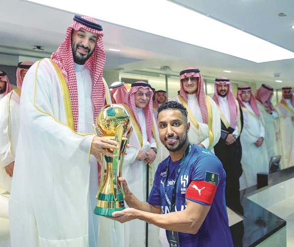 صاحب السمو الملكي الأمير محمد بن سلمان ولي العهد رئيس مجلس الوزراء السعودي يسلم كأس خادم الحرمين الشريفين إلى قائد فريق الهلال سالم الدوسري