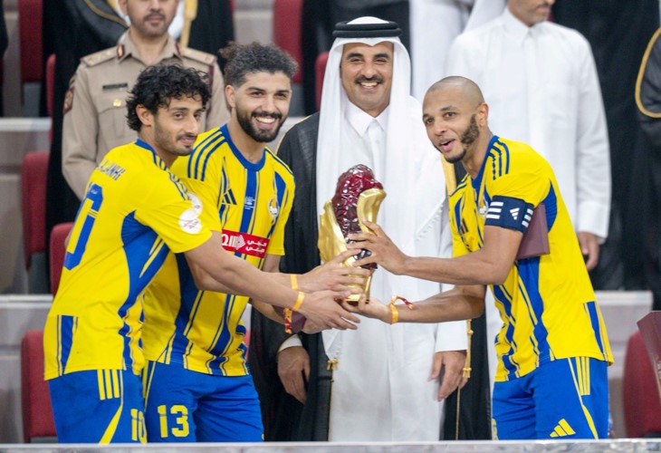 صاحب السمو الشيخ تميم بن حمد آل ثاني أمير دولة قطر يسلم الكأس إلى لاعبي الغرافة فرجاني ساسي وأحمد الجانحي وياسين براهيمي