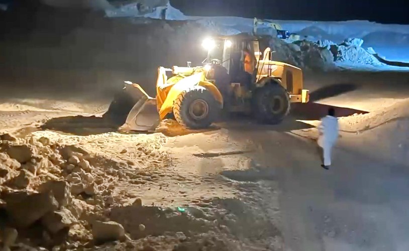 بالفيديو احتجاز 4 وافدين متلبسين بسرقة رمال في السالمي