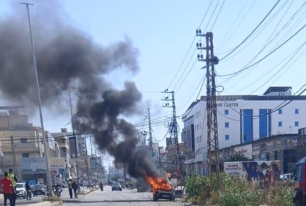 سيارة تحترق جراء استهدافها بمسيرة إسرائيلية