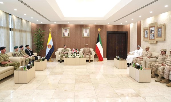 رئيس الأركان بحث مع مستشار الدفاع البريطاني لشؤون الشرق الأوسط الأوضاع الراهنة في المنطقة وسبل تعزيز الأمن والاستقرار
