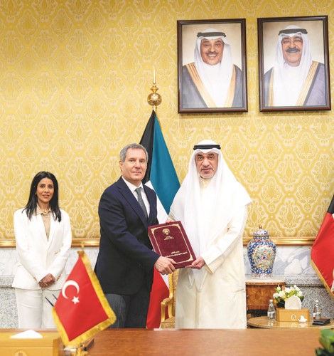 النائب الأول لرئيس مجلس الوزراء ووزير الداخلية الشيخ فهد اليوسف خلال التوقيع على الاتفاقية مع ممثل شركة ليماك التركية العالمية بحضور وزيرة الأشغال العامة د.نورة المشعان