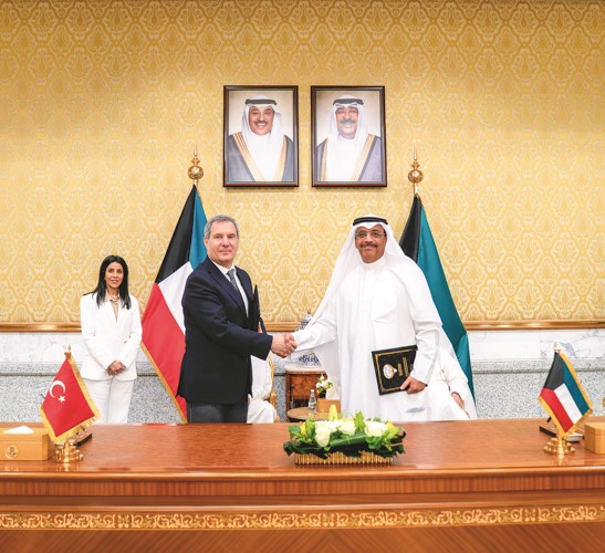 المدير العام للهيئة العامة للطيران المدني بالتكليف دعيج العتيبي خلال توقيع الاتفاقية بحضور وزيرة الأشغال العامة د.نورة المشعان
