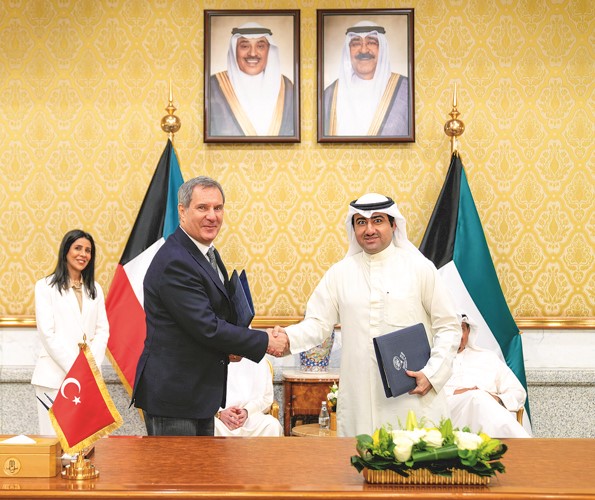 وكيل الديوان الأميري الشيخ عبدالعزيز المشعل خلال توقيع احدى الاتفاقيات مع ممثل ليماك العالمية التركية