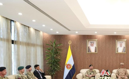 رئيس الأركان بحث مع مستشار الدفاع البريطاني لشؤون الشرق الأوسط الأوضاع الراهنة في المنطقة