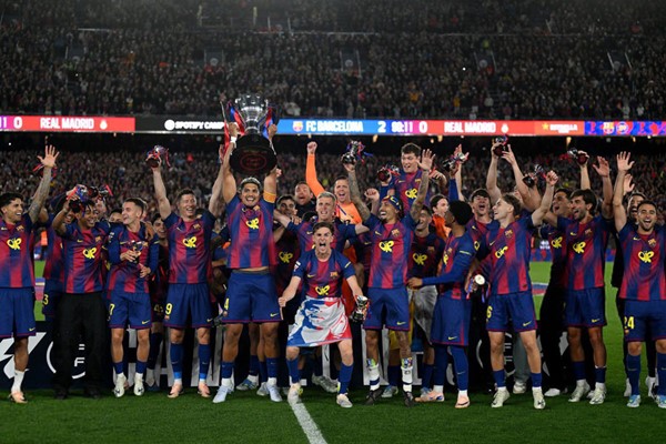 رسمياً.. برشلونة بطلاً للدوري الإسباني عقب الفوز في "الكلاسيكو" على ريال مدريد