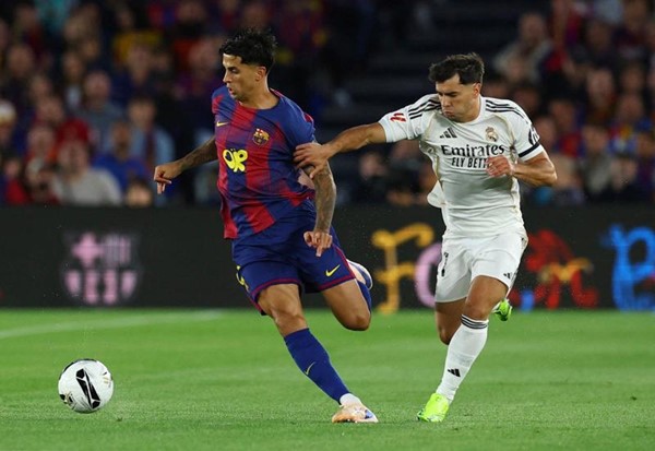 رسمياً.. برشلونة بطلاً للدوري الإسباني عقب الفوز في "الكلاسيكو" على ريال مدريد