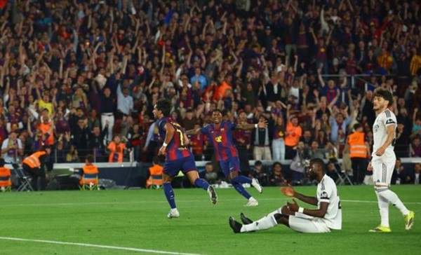 رسمياً.. برشلونة بطلاً للدوري الإسباني عقب الفوز في "الكلاسيكو" على ريال مدريد