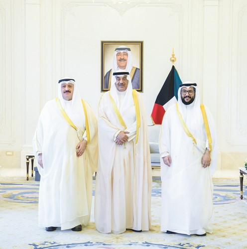 سمو ولي العهد الشيخ صباح الخالد خلال استقباله وزير الصحة د.أحمد العوضي ووكيل وزارة الصحة  الشيخ د.سلمان خليفة عبدالله الصباح