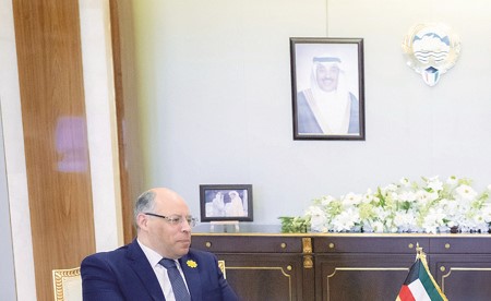 وزير الديوان الأميري بحث مع سفيري طاجيكستان ومصر سبل دعم العلاقات الثنائية