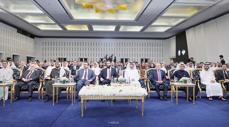 الرئيس أحمد الشرع يتوسط وزير التجارة الخارجية الإماراتي ثاني بن أحمد الزيودي ووزير الخارجية
 أسعد الشيباني بحضور وفدي البلدين(سانا)