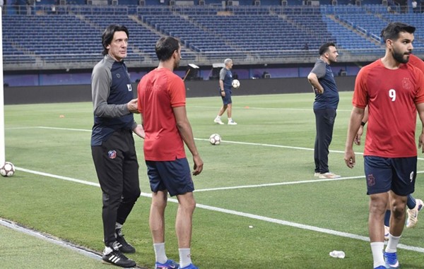  مدرب الكويت يوجّه لاعبي "الأبيض" في تدريب الفريق الأخير استعدادا لمواجهة نهائي كأس التحدي الآسيوي
